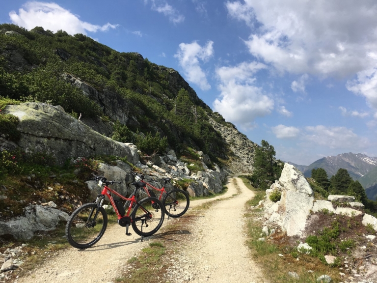 E-Bikes auf Schotterweg im Zillertal