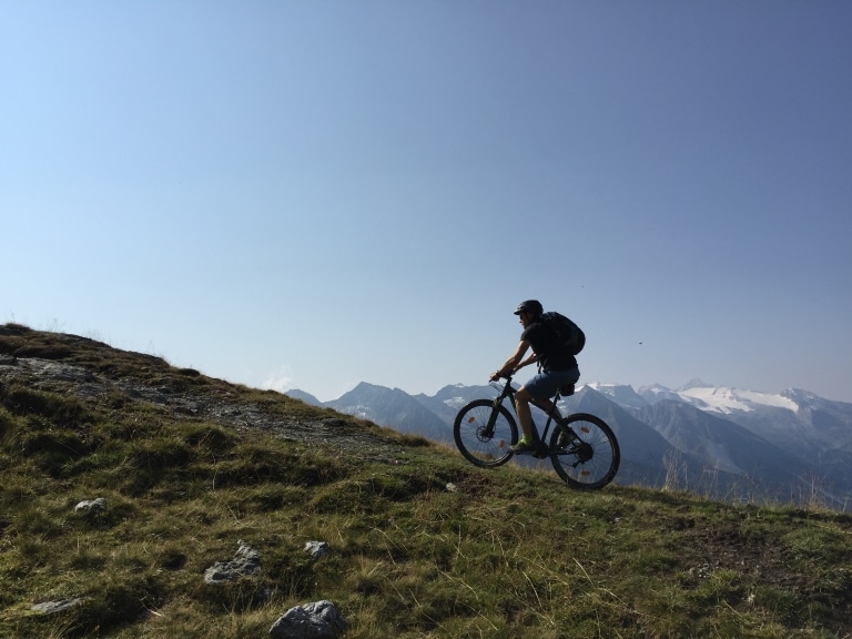 Mann auf einem Fahrrad auf einem Berggrat