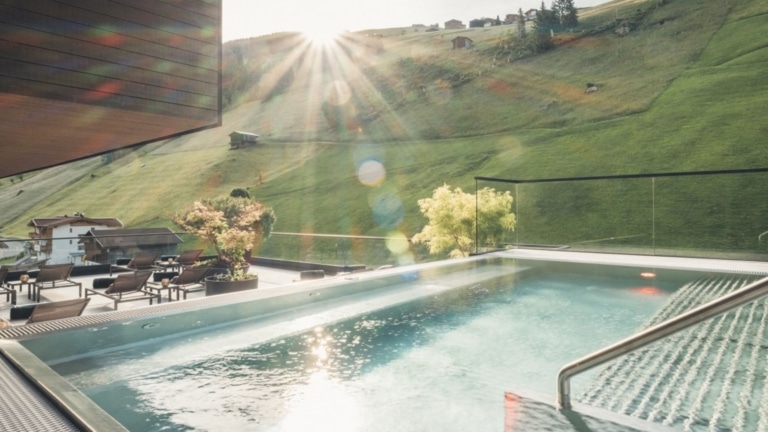 20-Meter-Outdoor-Pool im Sommer im Wellnesshotel Tirolerhof in Lanersbach